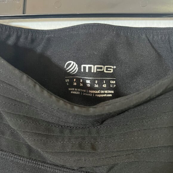 MPG Yoga Pants / Capri - Picture 3 of 3